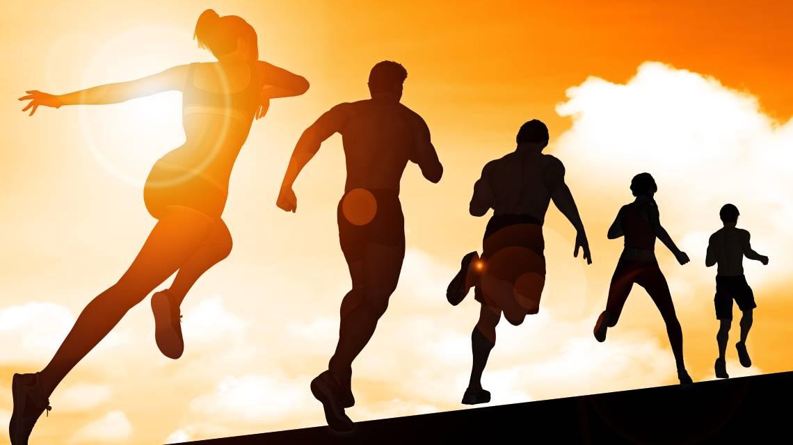 Pantalla de app de fitness con métricas de sueño, carrera y gimnasio, sobre fondo oscuro y forma rosa.